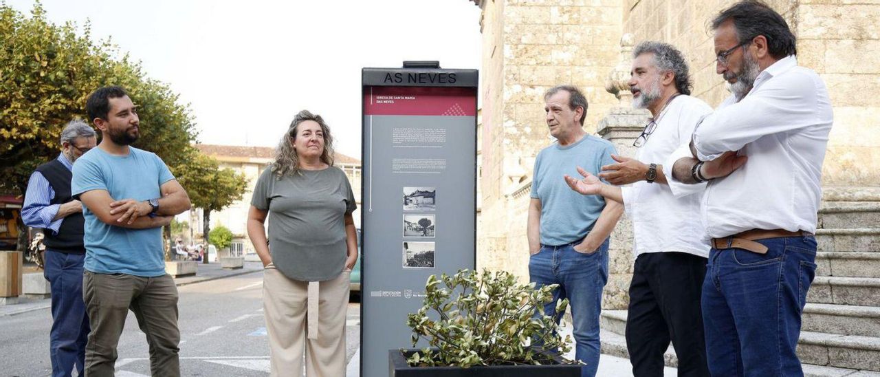 Inauguración de los paneles que explican la retirada de simbología franquista en As Neves. | // D.P.