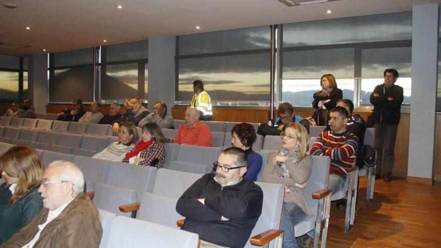 Trabajadores del Concello de Cangas en una asamblea. // S.A.