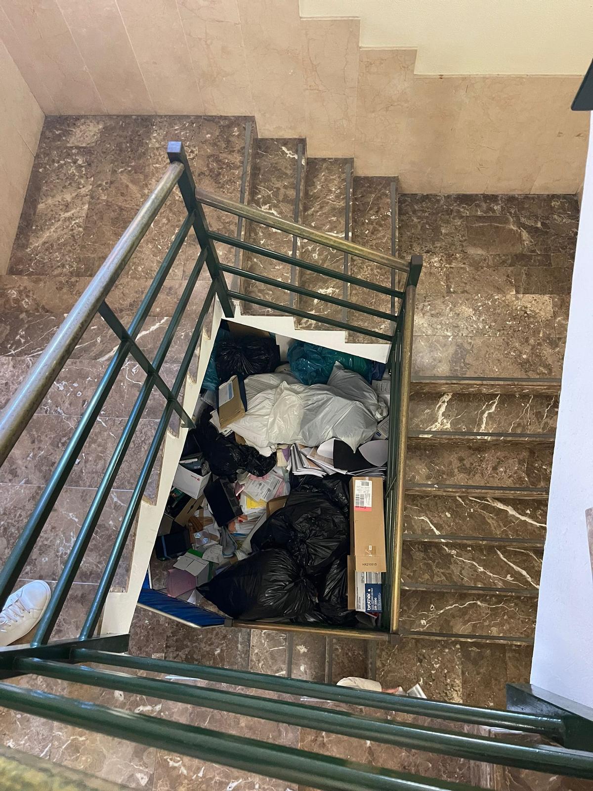 Vista del hueco de la escalera con los documentos judiciales apilados