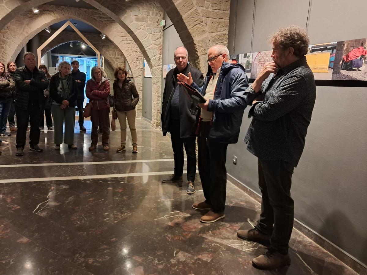 Manresa inaugura l'exposició "Aixopluc" a la Plana