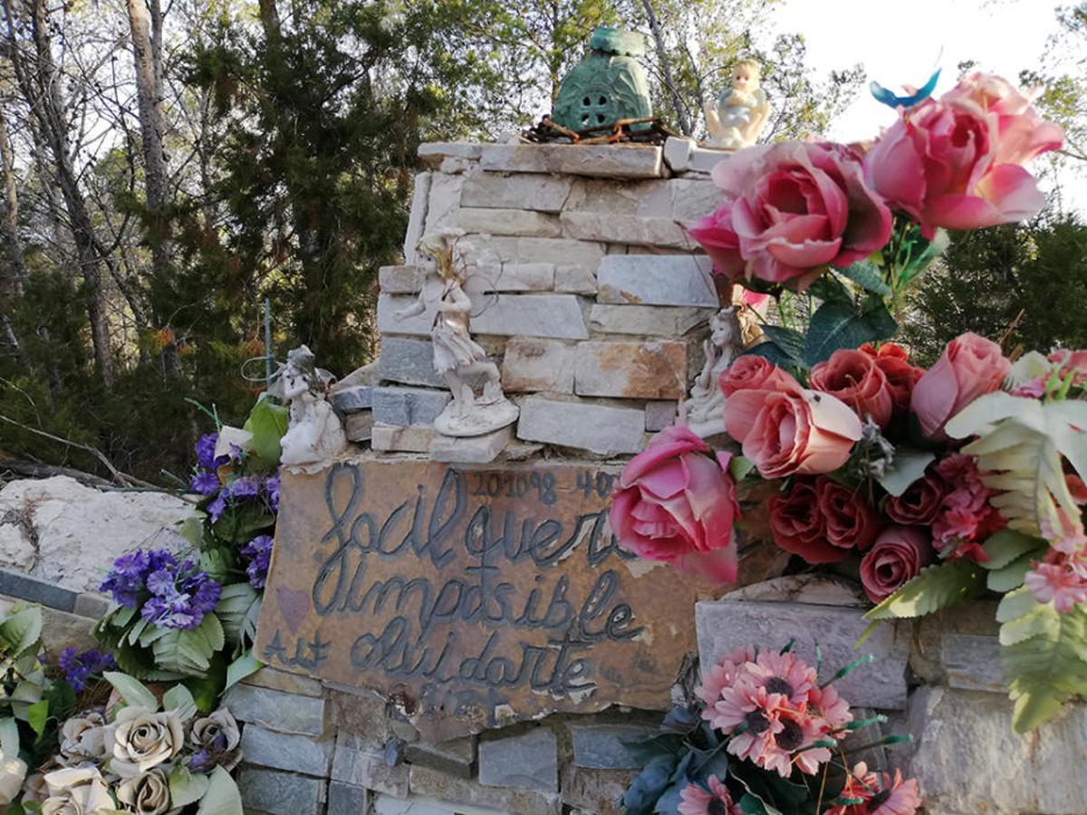 Algunas de las tumbas caninas que existen en sa Talaia de Sant Antoni.