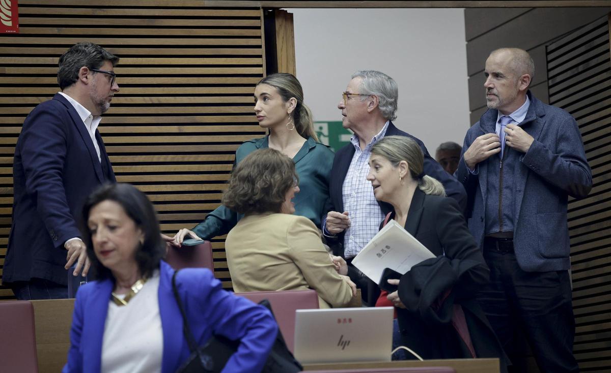 Diputados del PP hablan antes de empezar el pleno de las Corts, este miércoles.