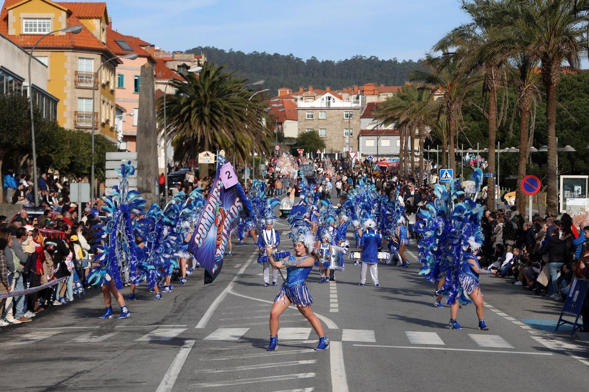 Sanxenxo se llenó de color y diversión con el tradicional desfile de carnaval de adultos y niños