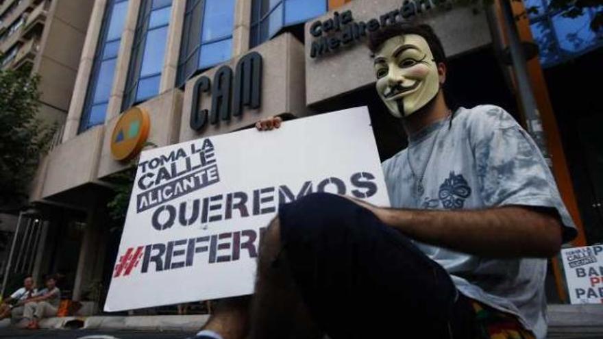 Uno de los participantes en la marcha frente a la sede de CAM.