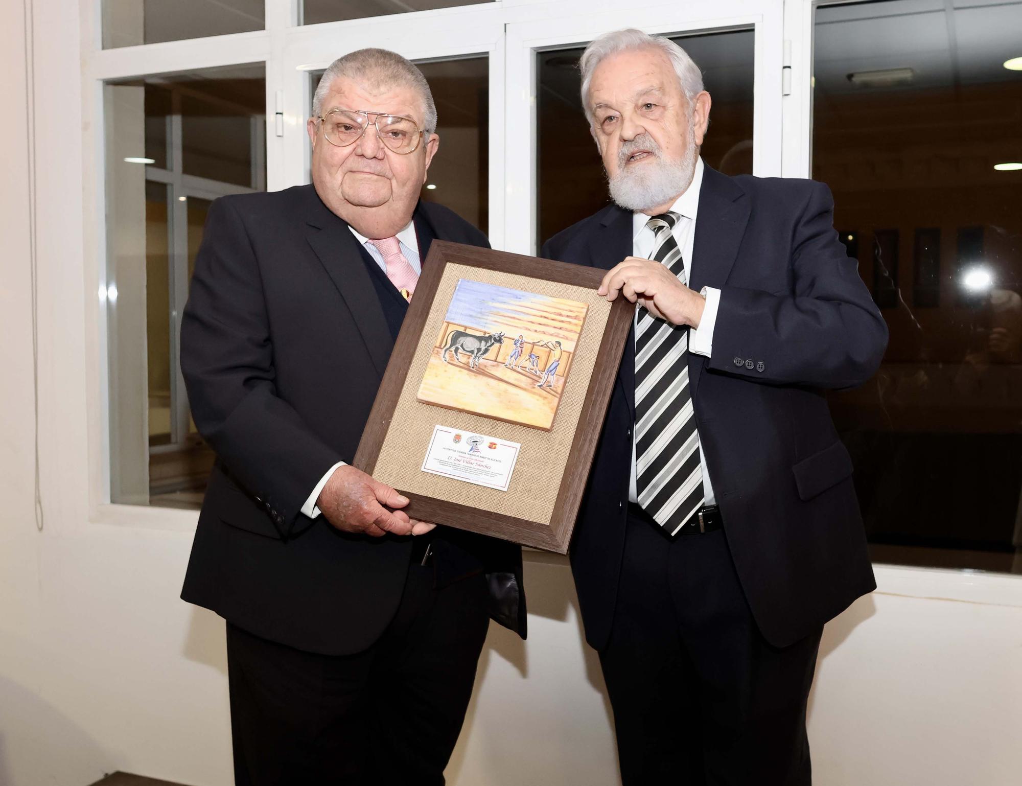 La Tertulia Taurina Amigos de Nimes entrega sus premios en el Real Club de Regatas de Aicante