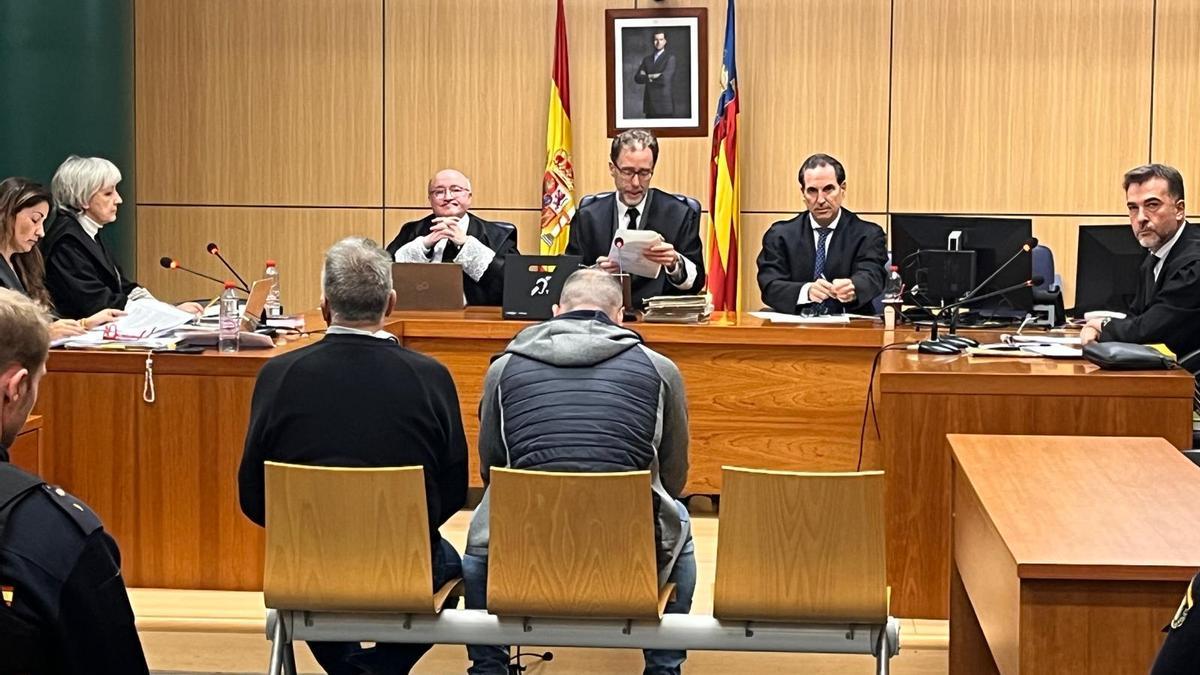 El acusado de intentar matar a un joven en una taberna irlandesa de València durante el juicio. A la izquierda, su intérprete.