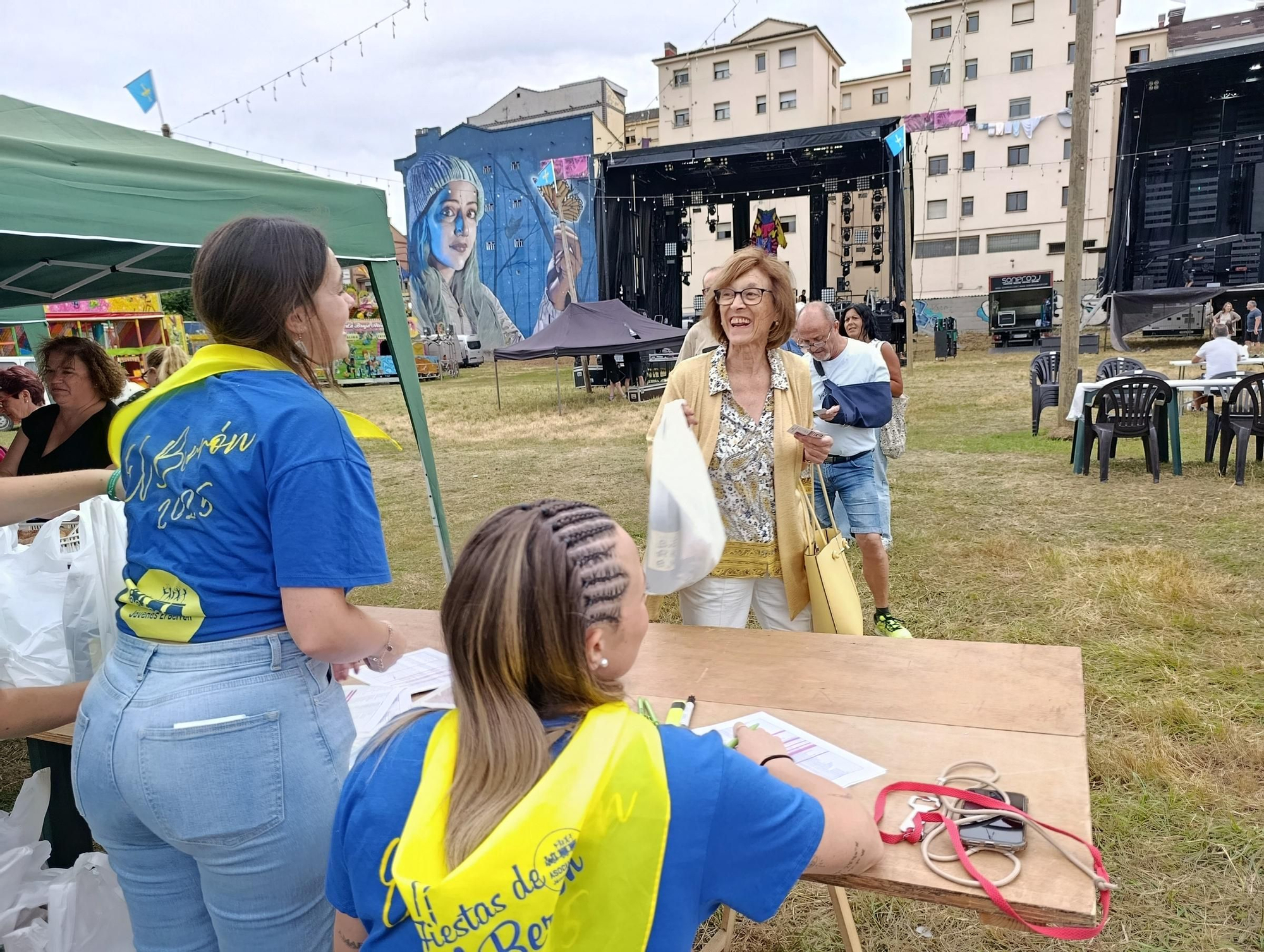 Mesa y mantel para más de mil personas en las fiestas de El Berrón