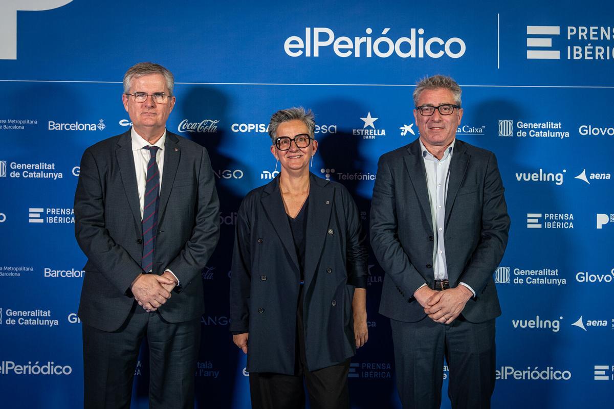 Barcelona, 24/11/2025 Sociedad. Entrega Premio Català i Catalana de lany. Photocall. PERSONAS: Carles Escolà Secretario de Mitjans i DIfusió,  Elisabet Valls, Directora General de Difusió, Antoni Carmona Renfe. AUTOR: MANU MITRU