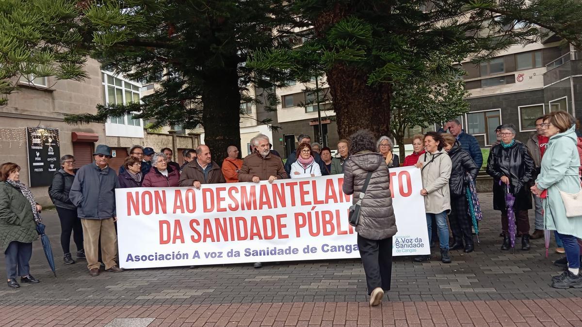 La concentración de A Voz da Sanidade en Cangas, ayer, en los jardines del parque de A Palma.