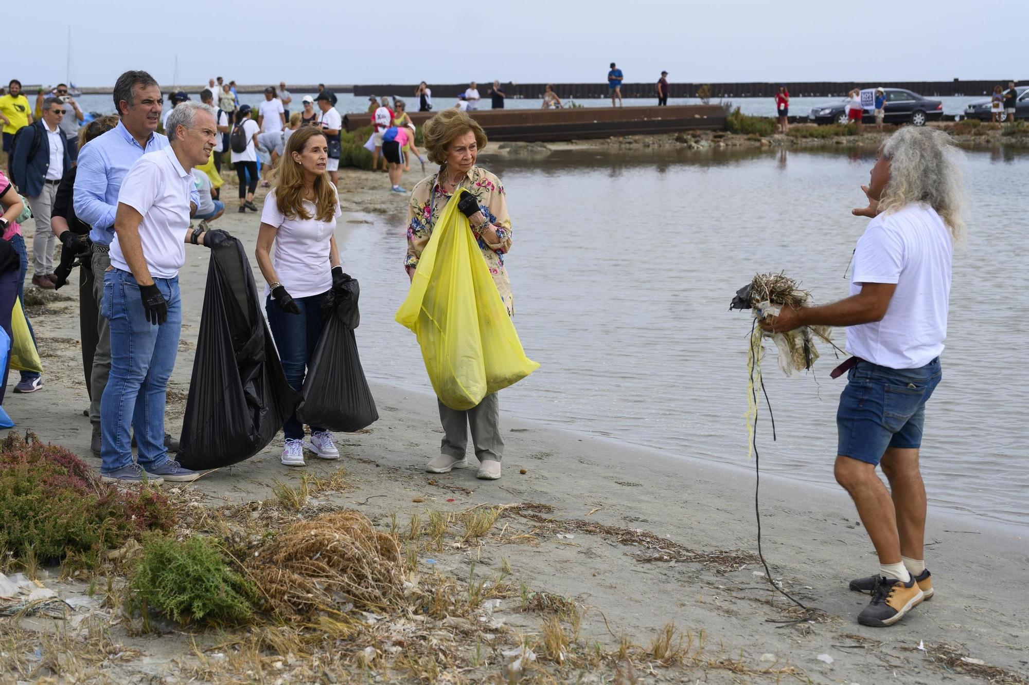 16092023-REINA SOFIA PARTICIPA EN RECOGIDA DE BASURAS EN LA MANGA CALA DEL ESTACIO SAN JAVIER -41.JPG