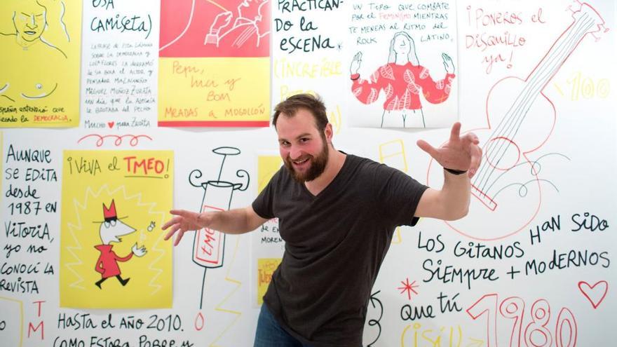 El artista Omar Janaan posa delante de las obras que conforman su exposición &#039;España es una anomalía. 40 años de meneíllos y cosichuelas&#039;