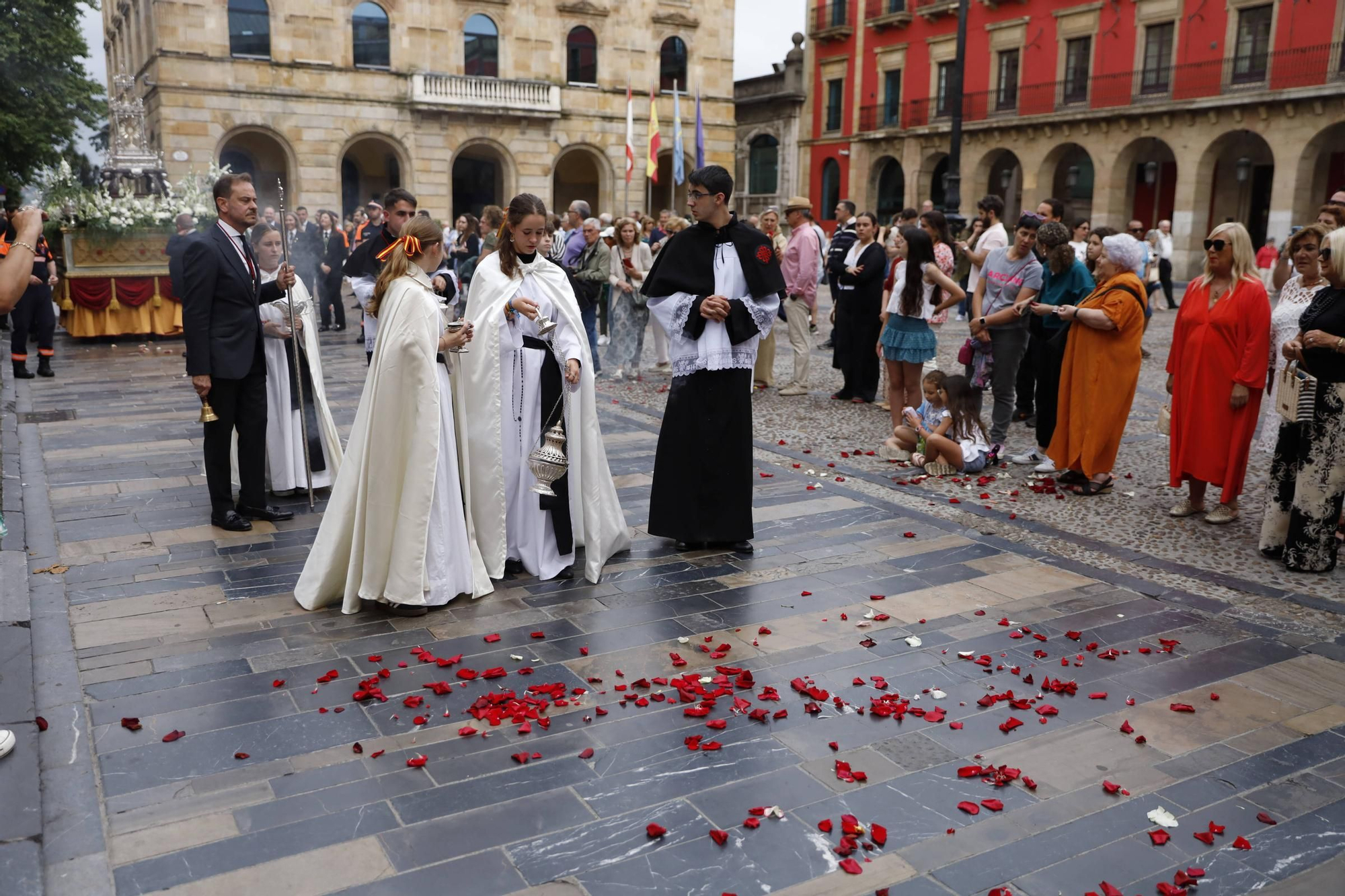 Pétalos, incienso, niños... así fue la procesión del Corpus Christi en Gijón (en imágenes)
