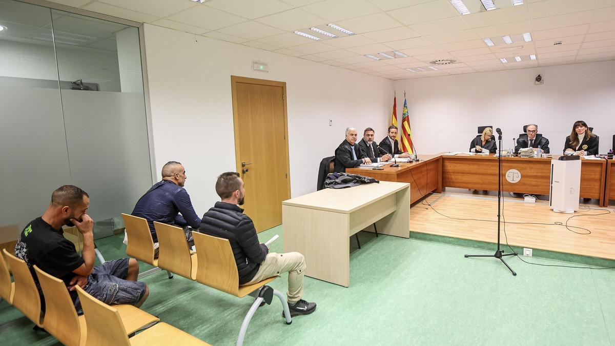 Los tres acusados, a la izquierda, en el juicio iniciado este lunes en la Audiencia de Alicante.
