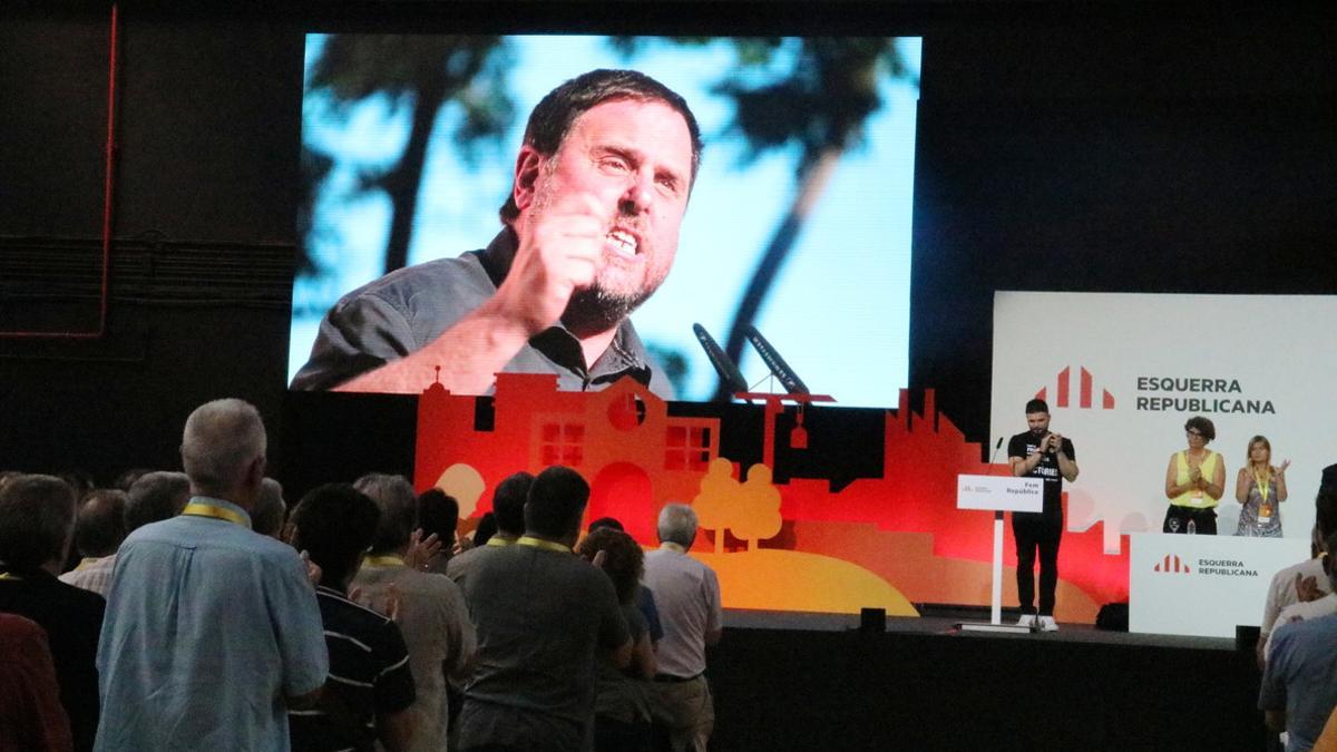 Imagen de Oriol Junqueras en una pantalla durante la conferencia nacional de ERC, este sábado.