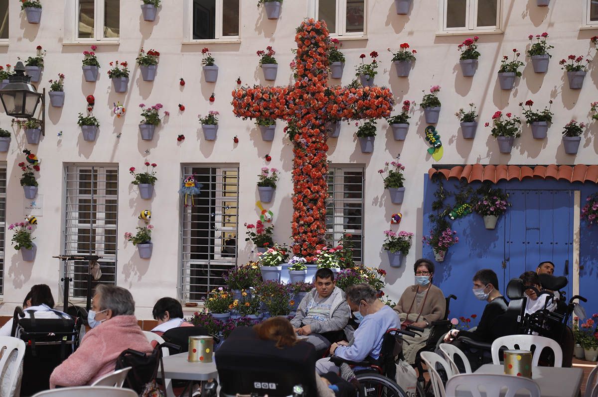 Las Cruces de Mayo vuelven a Córdoba con lluvia, Juanma Moreno y buen ambiente