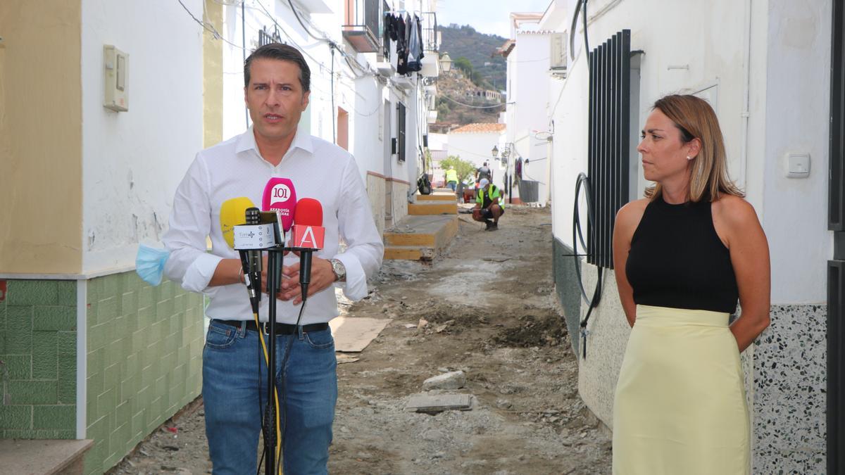 El alcalde de Torrox, Óscar Medina, y la edil de Contratación, Paula Moreno presentan las obras.