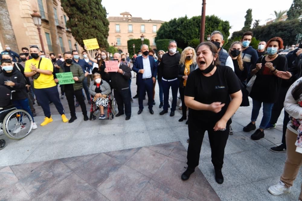 Hosteleros protestan en Murcia por el cierre de bares