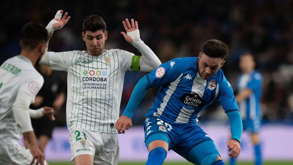 Max Svensson protege el balón ayer en Riazor. |  // CASTELEIRO / ROLLER AGENCIA