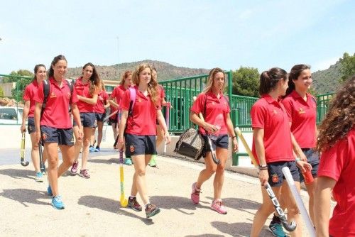 La selección española de hockey se entrena con alumnos del American School of Valencia de Puzol