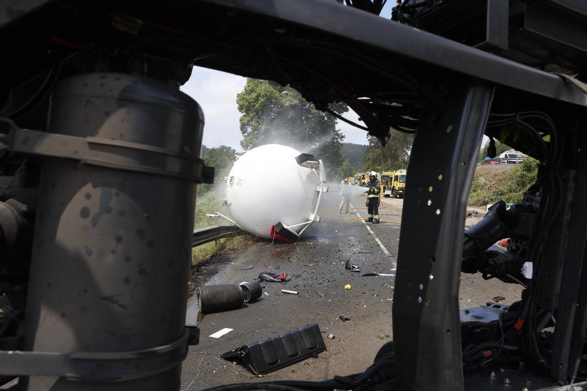 EN IMÁGENES: El espectacular accidente de un camión cisterna con gas en la Autovía del Cantábrico, a la altura de Colunga