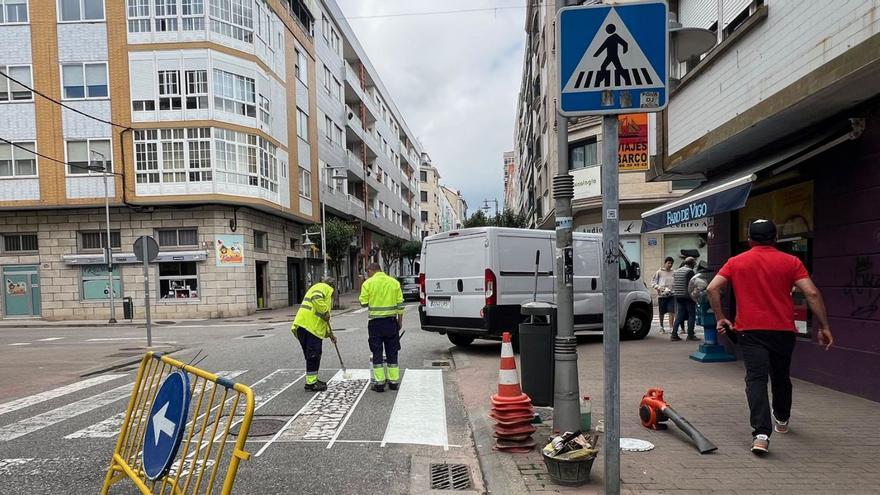Operarios del Concello de Cangas, trabajando ayer en la Avenida de Marín. | S.Á,