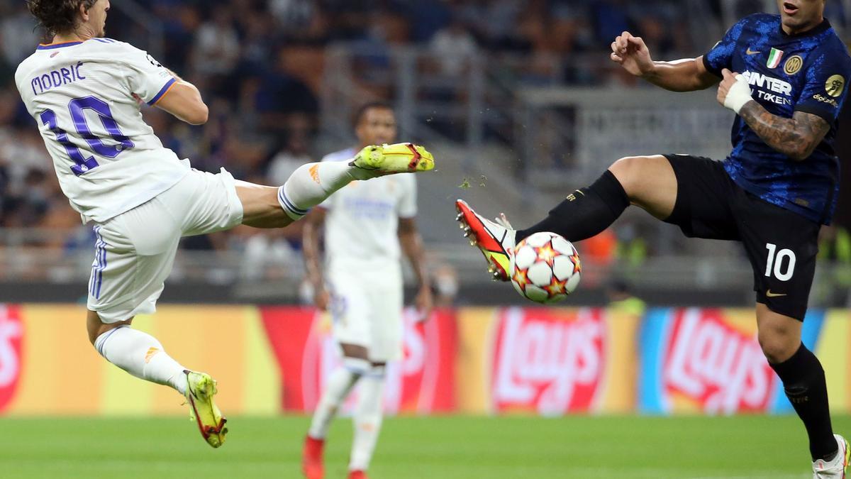 Modric pugna por un balón con el interista Lautaro en la jornada de Champions League.