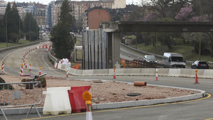 Los operarios contratados por el Ayuntamiento ultimaron ayer los preparativos para desviar desde hoy el tráfico por la calzada de la mitad de la nueva glorieta de Santullano ya construida para facilitar la demolición de lo que queda en pie del puente de Ángel Cañedo.