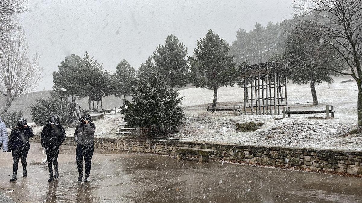 Nieva en Castellón: Morella se tiñe de blanco en el primer temporal del año