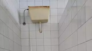 Tuberías oxidadas, malos olores y puertas que se bloquean: la queja por los baños de Infantil de un colegio de Plasencia