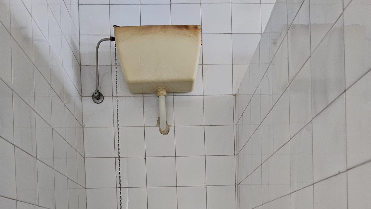 Tuberías oxidadas, malos olores y puertas que se bloquean: la queja por los baños de Infantil de un colegio de Plasencia.