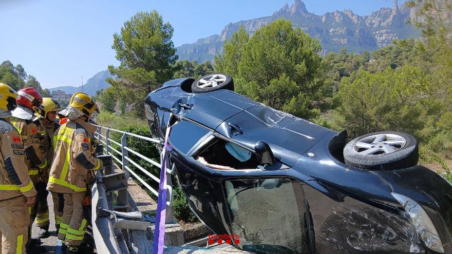 Un cotxe surt de la via i queda penjant sobre el pont que enllaça la C-55 i la C-58, a Castellbell