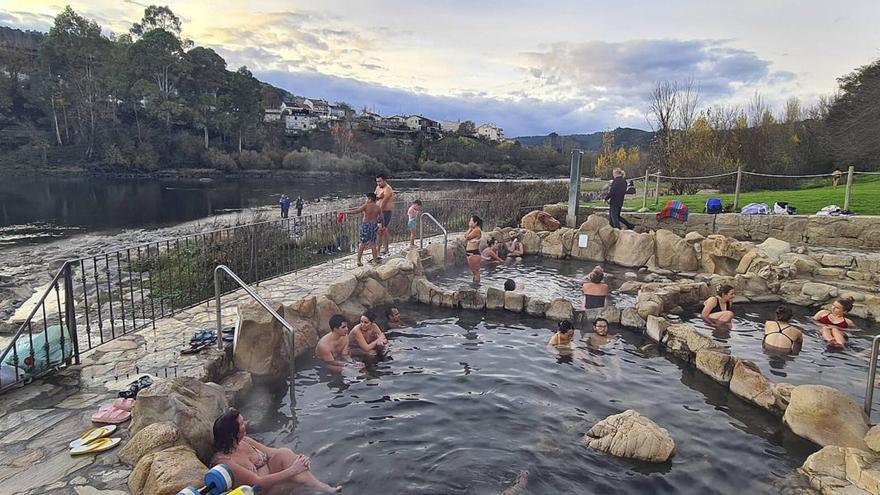 Termas públicas de A Chavasqueira, este puente, pese a estar oficialmente clausuradas. |  FdV