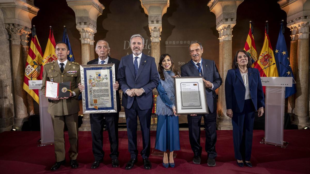 Los galardonados con las máximas distinciones del Gobierno de Aragón y las Cortes, junto a Jorge Azcón y Marta Fernández, este miércoles en el Patio de Santa Isabel de La Aljafería.