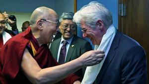  El Dalai Lama entrega un presente a Richard Gere