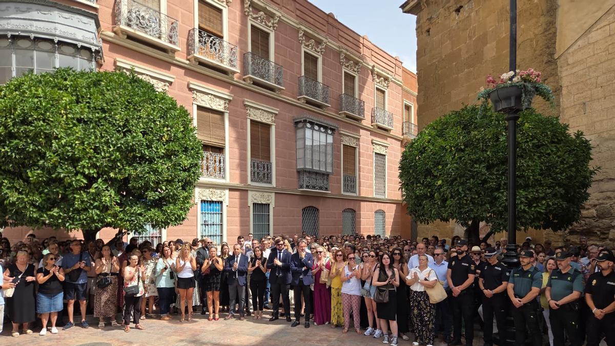 Minuto de silencio en Antequera por la mujer víctima de violencia machista.