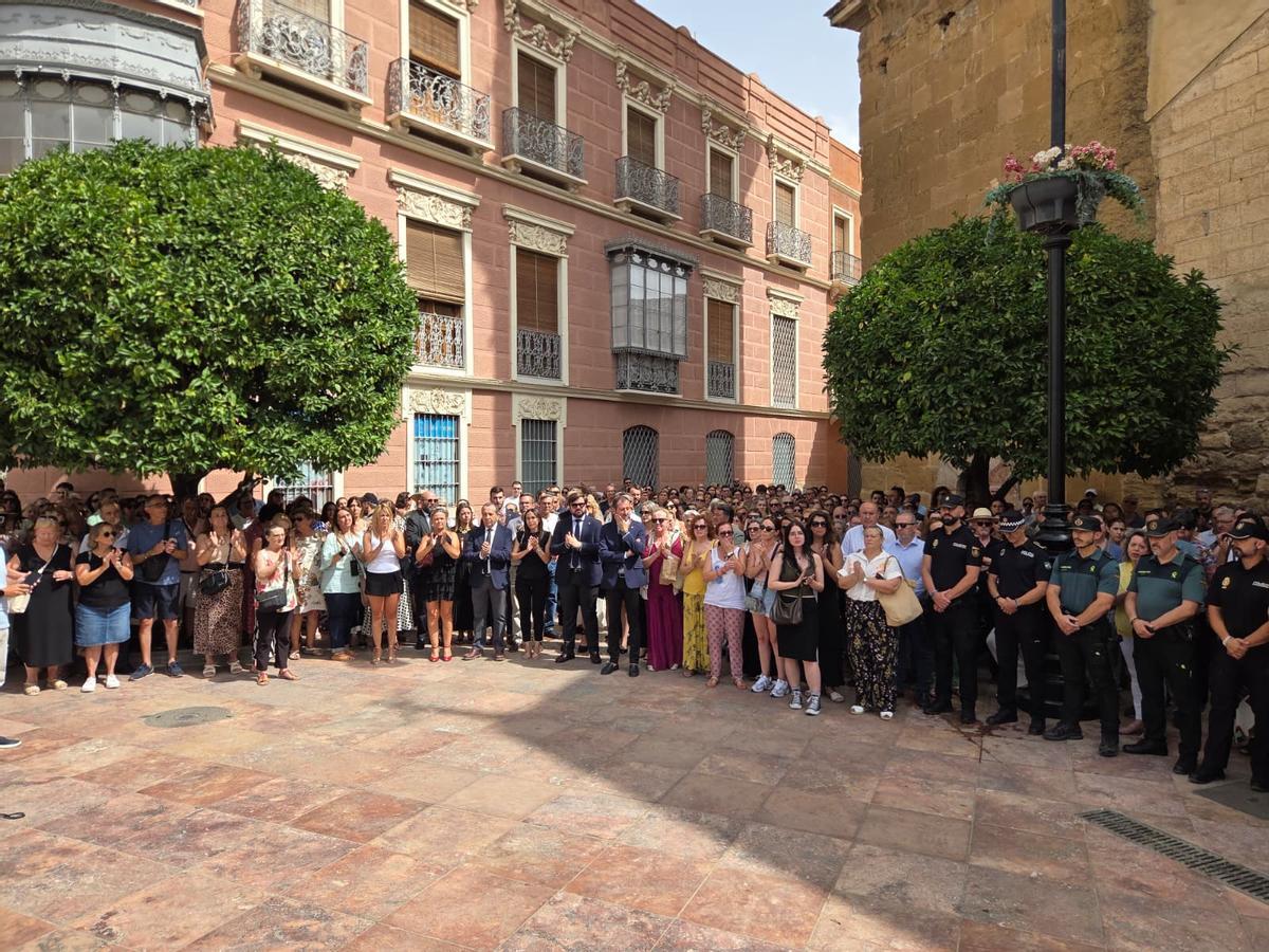 Minuto de silencio en Antequera por la mujer víctima de violencia machista.