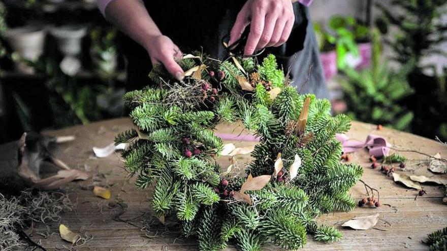 Una corona d’advent confeccionada amb elements naturals i molt associats a aquesta època. | GETTY IMAGES