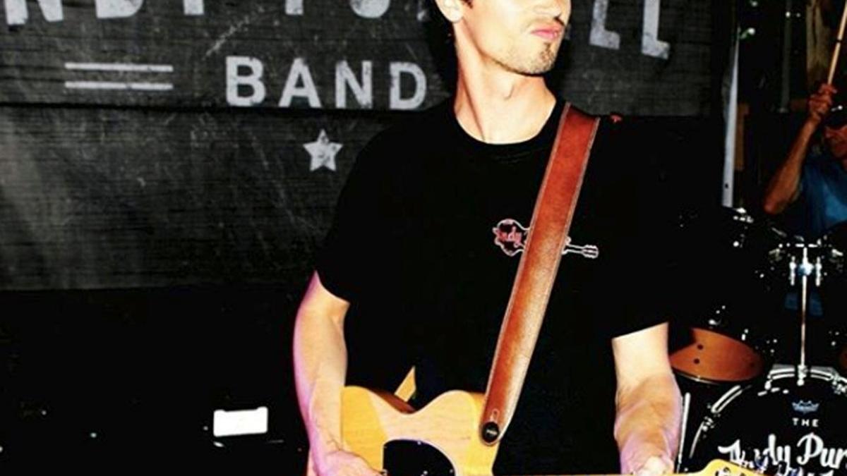 Sergio Martin Flecken tocando la guitarra