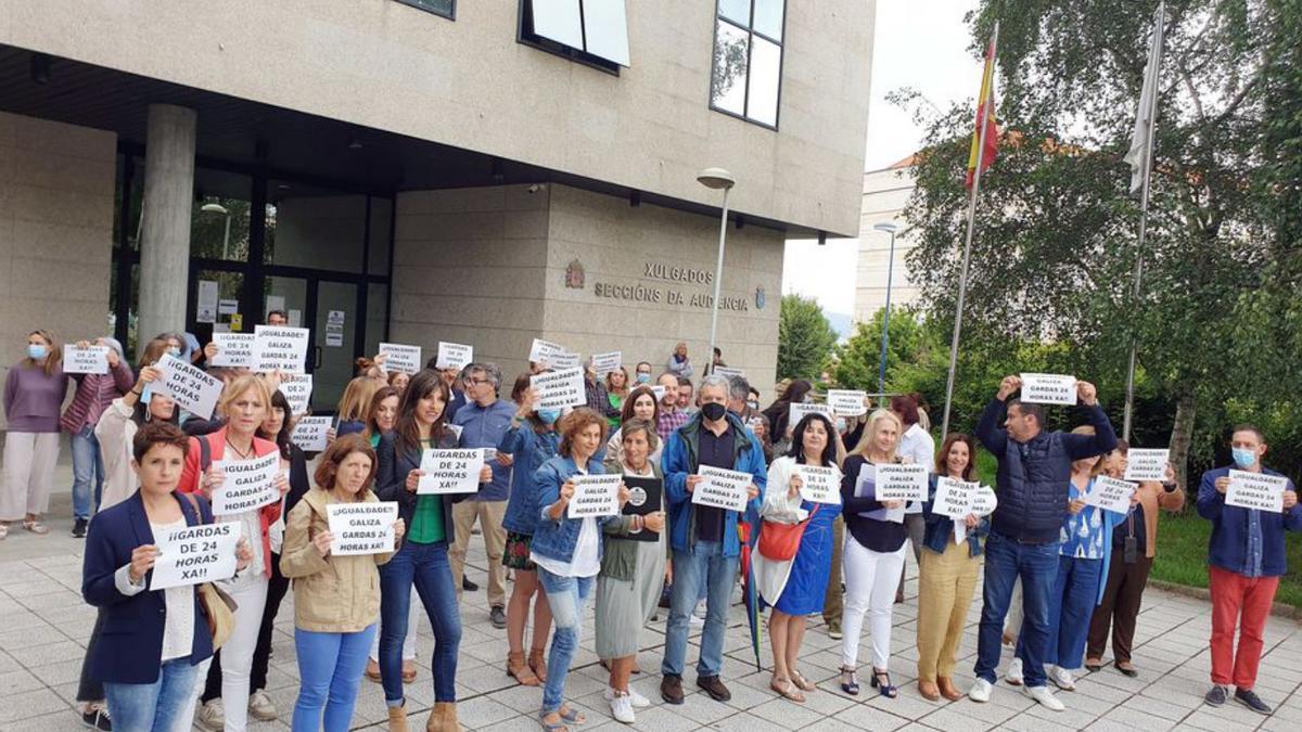 La concentración fue ayer ante el nuevo edificio judicial.   | // M. G. BREA