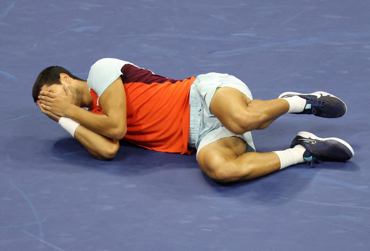 Alcaraz se tira al suelo tras su histórica victoria en el US Open.