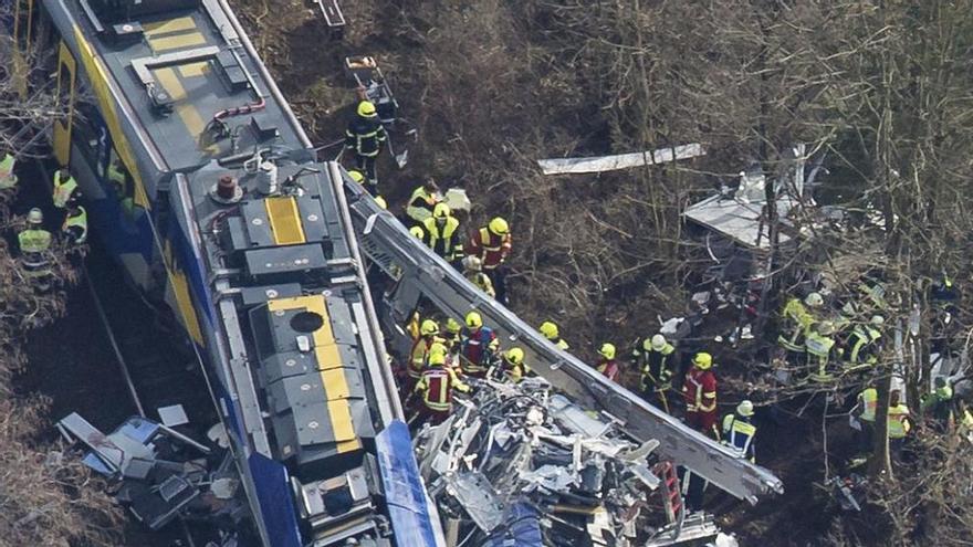 Diez muertos y cien heridos al chocar dos trenes en Alemania