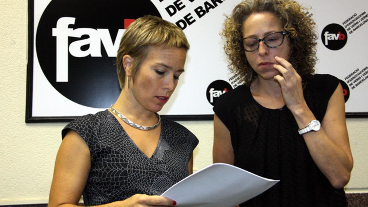 Ester Quintana y su abogada, Laia Serra, repasan el acuerdo de la aseguradora.