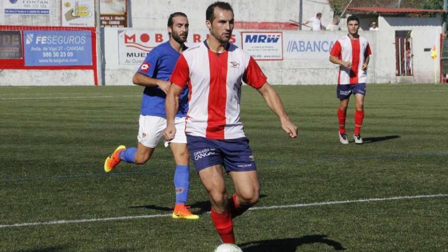 Fiuza saca el balón controlado en el partido ante el Bergantiños. // Santos Álvarez