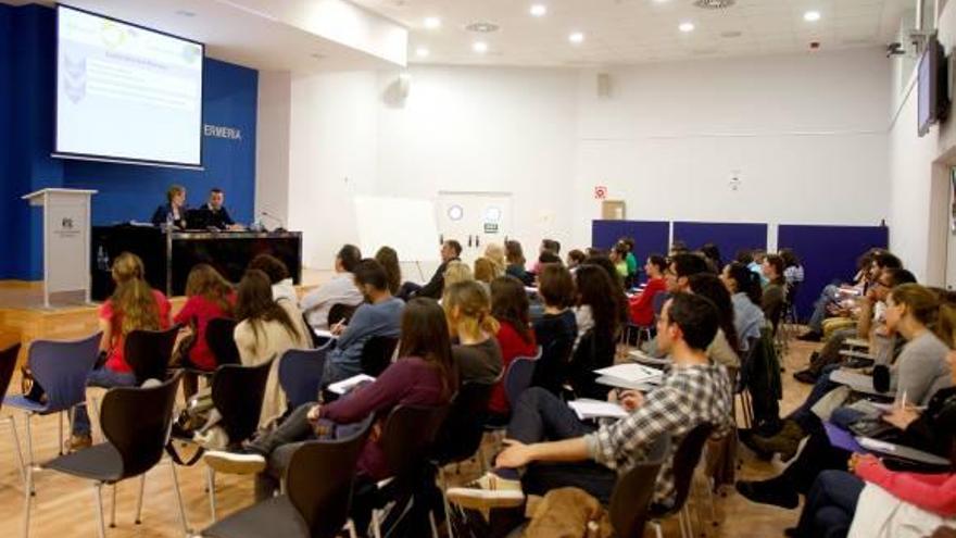 Asistentes a una conferencia para trabajar en el extranjero celebrada en el colegio oficial de enfermería.