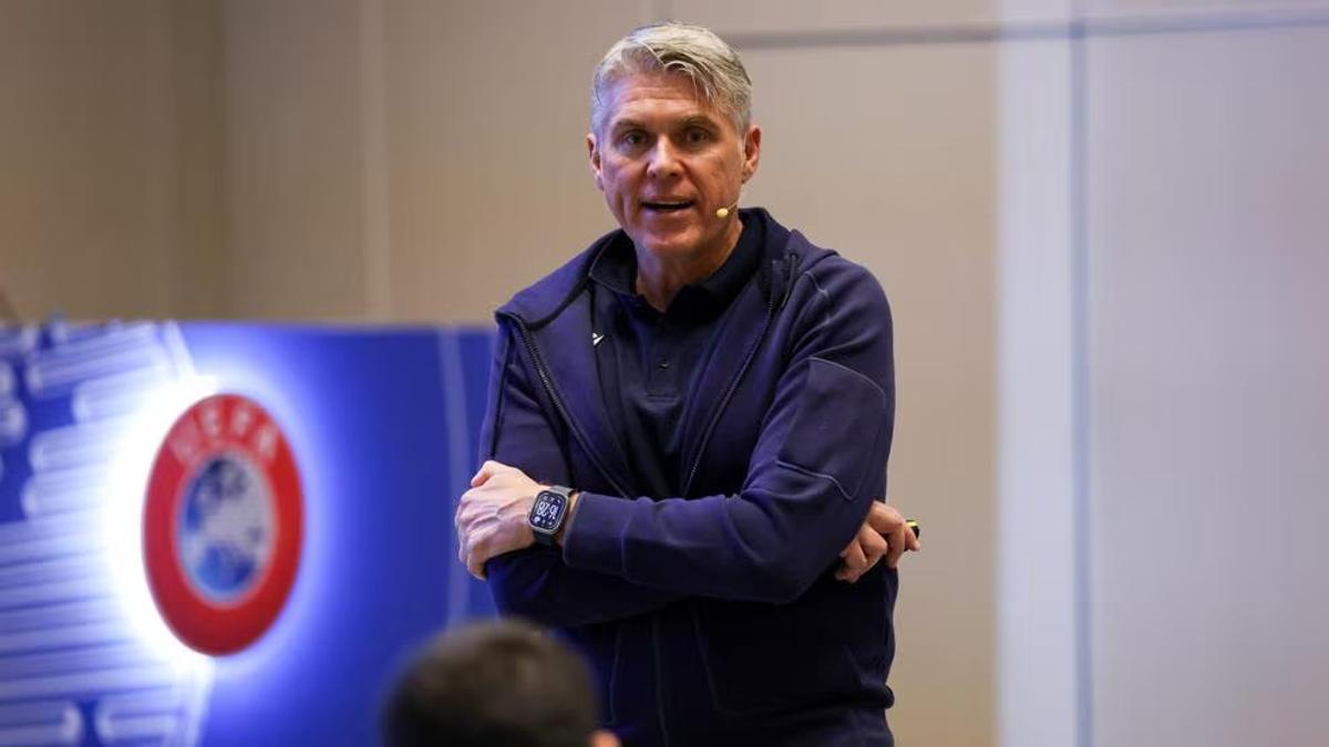 Roberto Rosetti, hablando con los árbitros antes de los 'play-offs' de la Champions League