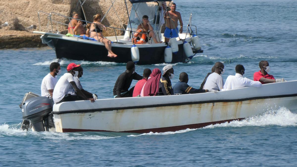 Casí 3.000 migrantes llegan en últimas 48 horas a la isla de Lampedusa