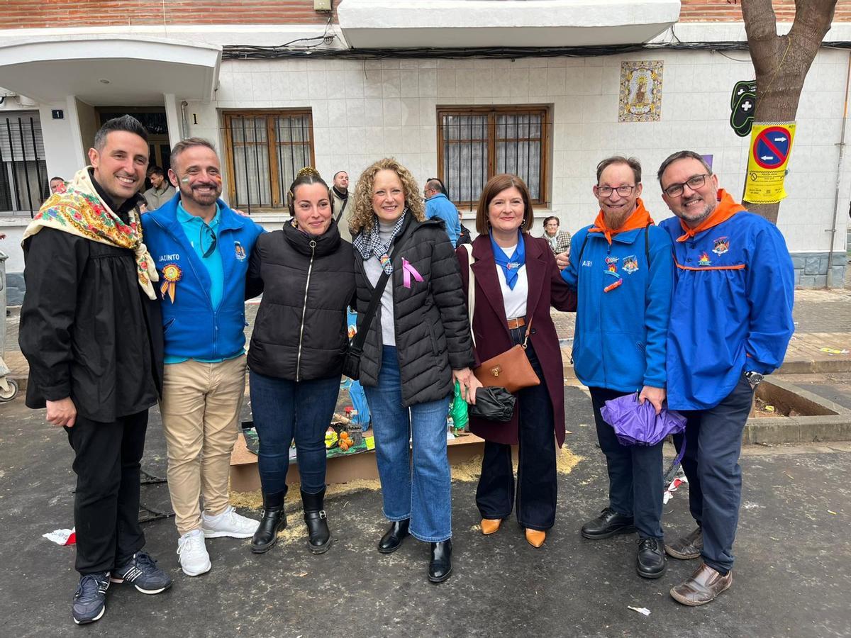 La lacaldesa, Amparo Folgado, y concejales visitan a la asociación.