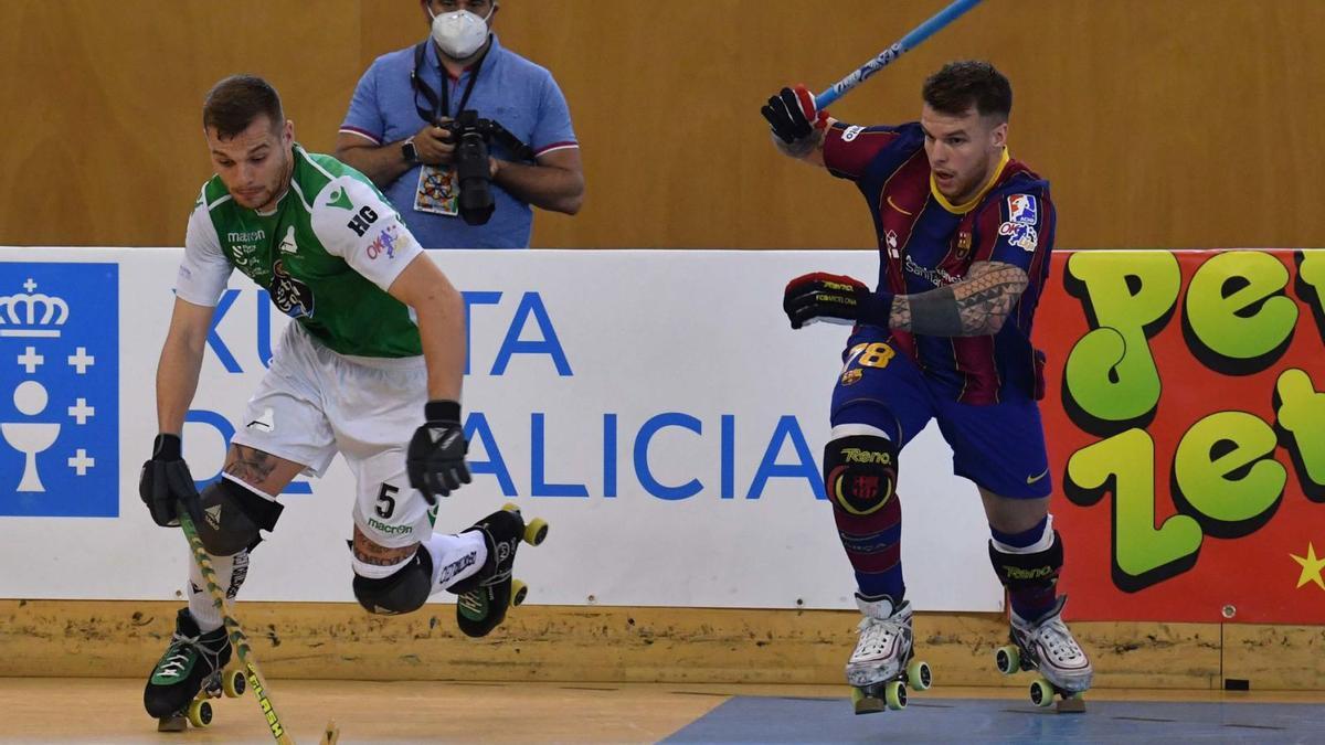 César Carballeira y Helder Nunes en un duelo entre el Liceo y el Barcelona disputado en el Palacio de los Deportes de Riazor