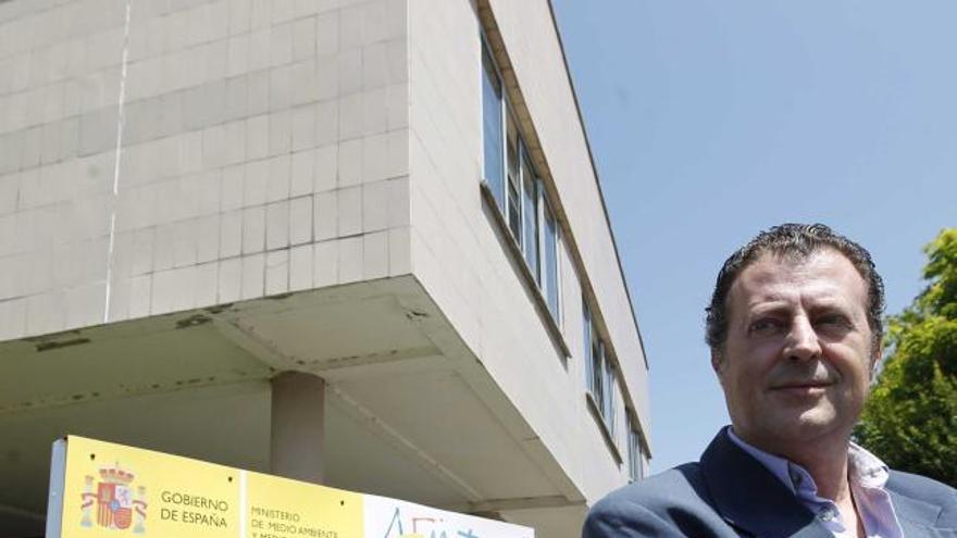 Manuel Mora, frente al edificio de la delegación de la Agencia Estatal de Meteorología.