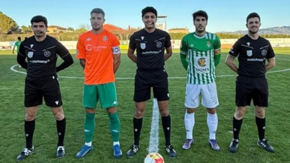 Foto dels capitans i àrbitres abans del partit.